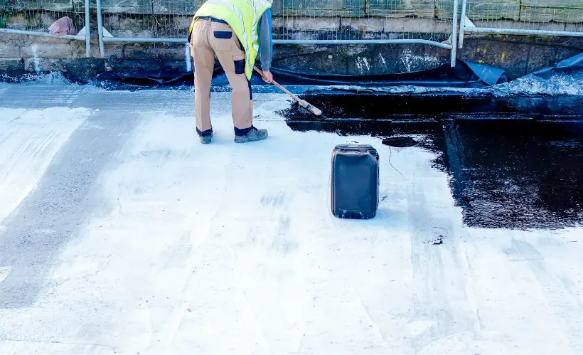 Aplicación de pintura impermeabilizante elastomérica en la cubierta de un pabellón industrial de Erandio