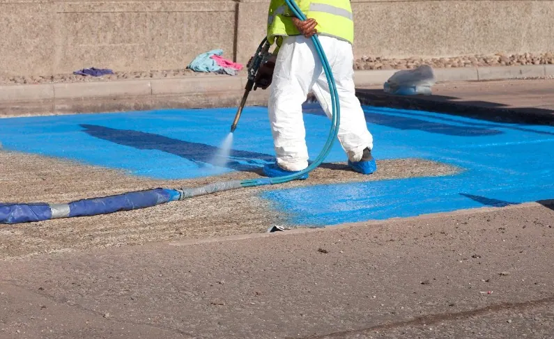 Membrana líquida de poliuretano aplicada sobre el pavimento de una terraza en Bilbao