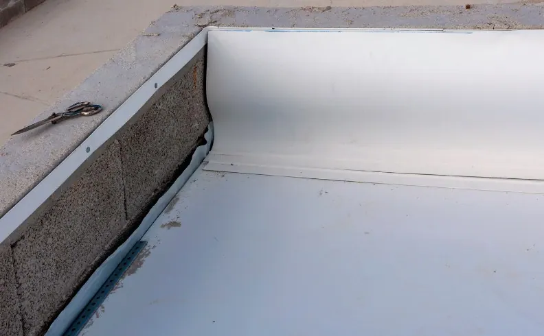 Lámina de PVC fijada mecánicamente en la cubierta plana de un centro logístico de Bilbao