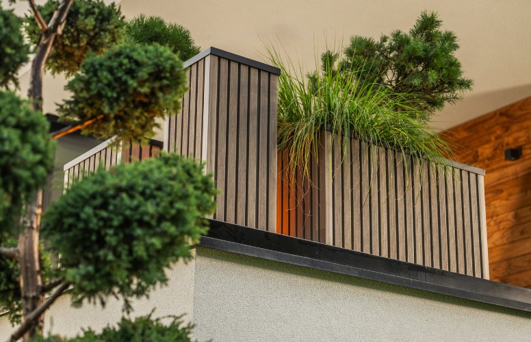 Jardinera en balcón moderno con madera · Bilbao