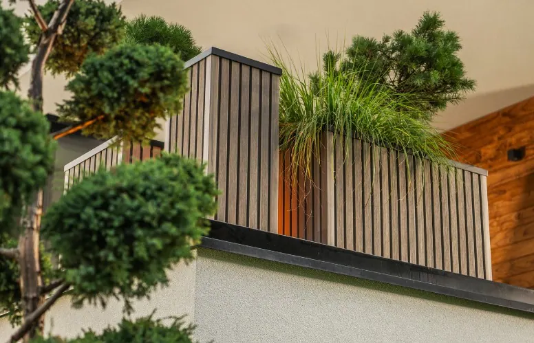 Jardinera elevada con revestimiento de madera en un balcón de Getxo tras su impermeabilización