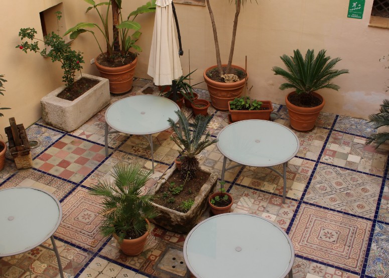 Patio interior con azulejos impermeabilizado Bilbao