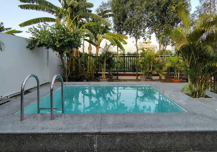 Piscina exterior en Bizkaia que pierde agua, revisada antes de la temporada de baño